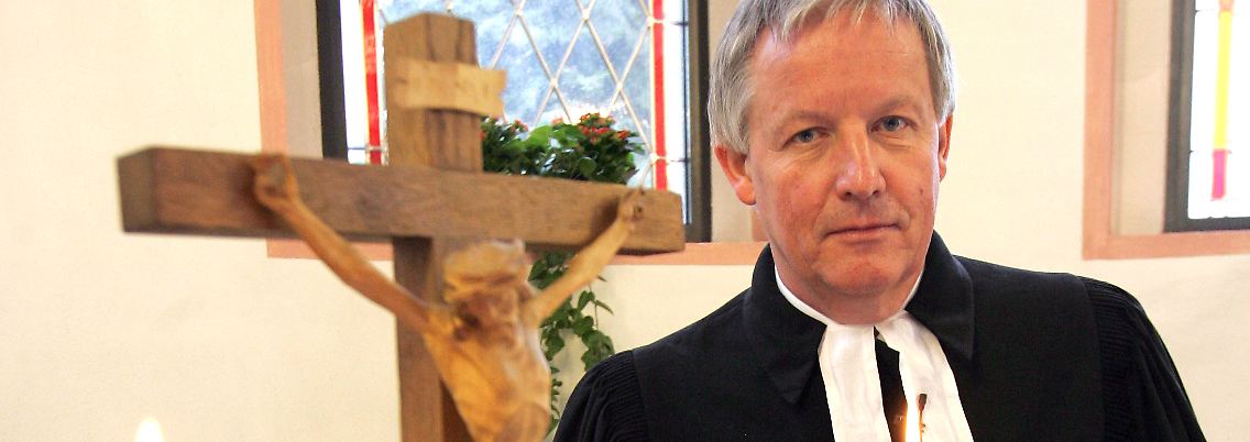 Theologe Jürgen Fliege als Vertretung während eines Gottesdienstes in der evangelischen Kirche im sauerländischen Olpe. (Archivfoto vom 30.01.2005).