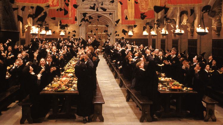 Filmszene: Schüler stehen in der Großen Halle der Zauberschule Hogwarts. Dieser Halle wird in den neuen Filmstudios von Warner Bros. im Norden Londons bei den Potter-Touren neues Leben eingehaucht.