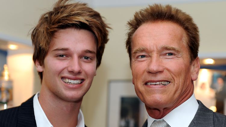 Schwarzenegger und Sohn Patrick in Arnies Grazer  Haus, das jetzt ein Museum ist. 