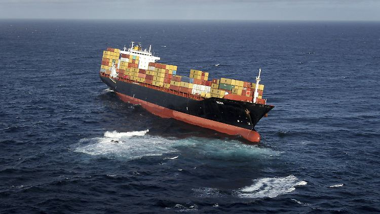 Die "Rena" treibt unkontrolliert im Meer.