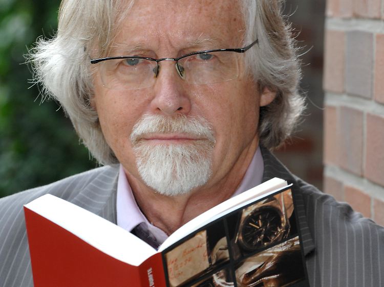 Den ehemaligen Chefermittler Heinrich Wille lässt Barschel nicht los - gerade erst ist sein neues Buch über den Fall erschienen.