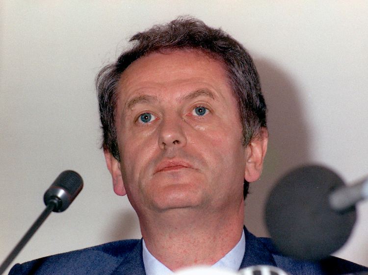 Uwe Barschel am 18.09.1987 bei seiner berühmten "Ehrenwort"-Pressekonferenz.