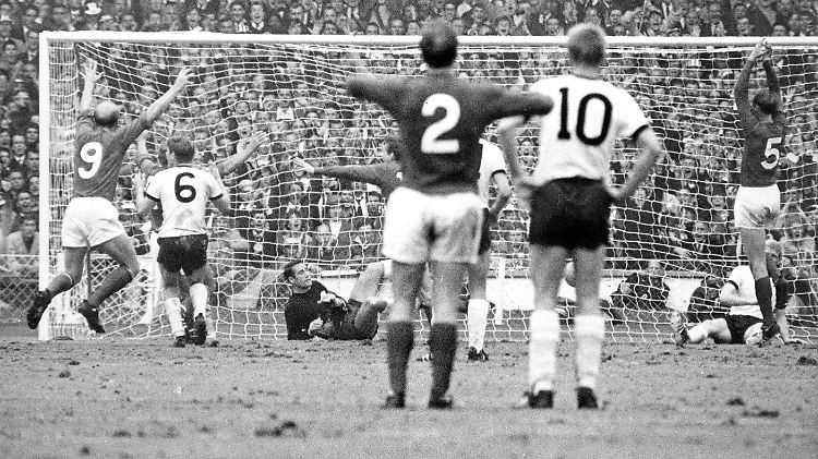 Ein dunkler Fleck scheint auf dem Team zu lasten, das 1966 in England (hier das 2:1 für den Gastgeber im Finale) Vize-Weltmeister wurde.