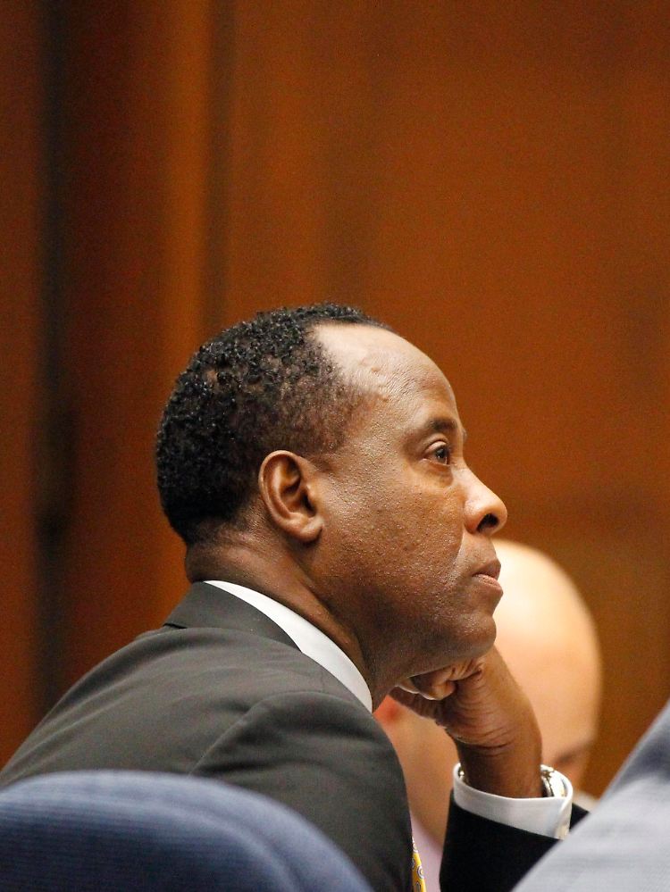 Conrad Murray klärt die Polizei über Jacksons "Milch" auf.