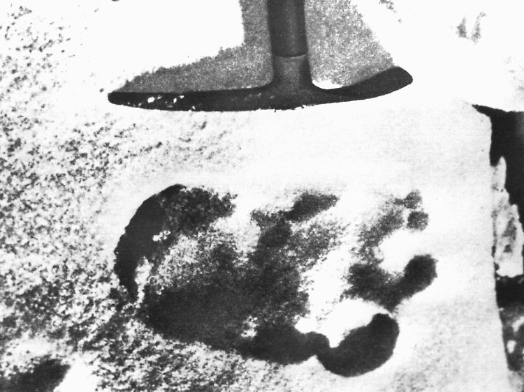 Ein Archivbild von 1951 zeigt eine Spitzhacke, die auf einen großen unidentifizierten Fußabdruck im Schnee des Himalaya deutet. Eine Expedition stieß 1951 auf den Abdruck und schrieb ihn dem sagenumworbenen Yeti zu.