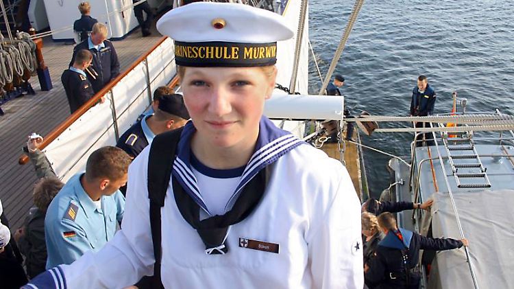 Das Privatfoto der Eltern zeigt die 18-jährige Offiziersanwärterin an Bord der Gorch Fock im Hafen von Mürwick.