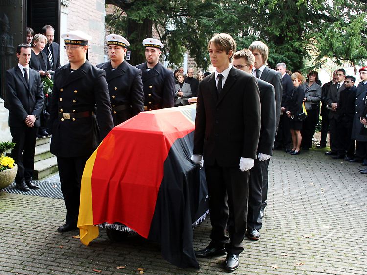An der Trauerfeier für Jenny nahmen im September 2008 hunderte Menschen teil.