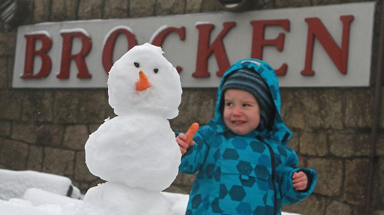 Schneemann (links) auf dem Brocken.