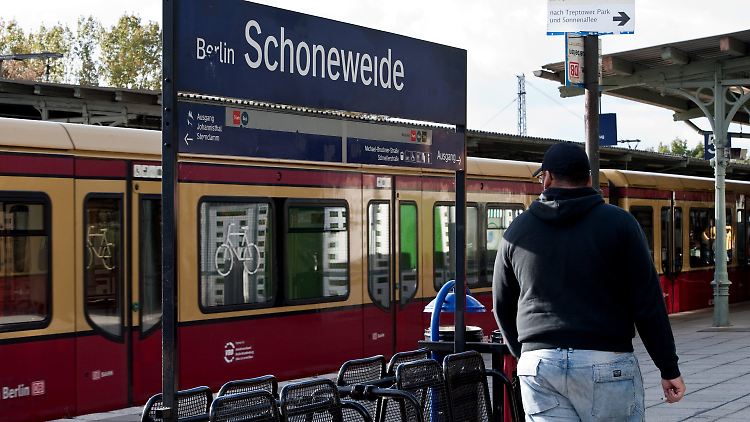 Am S-Bahnhof Berlin-Schöneweide treten unbekannte Täter auf den am Boden liegenden Mann.