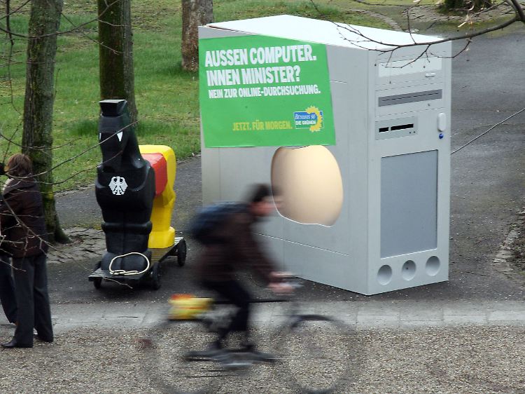 Protestaktion der Grünen gegen den Bundestrojaner Anfang 2008 in Karlsruhe.