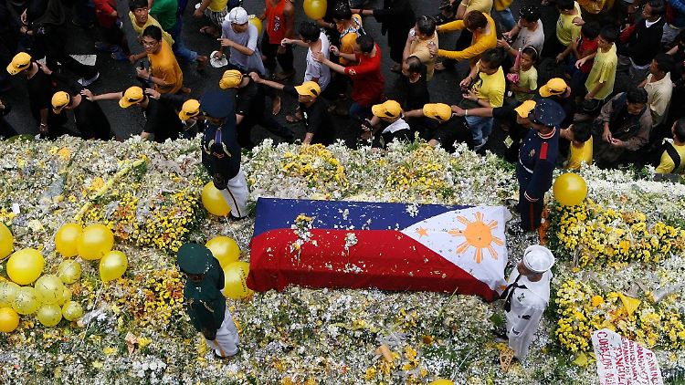 Manila trägt Gelb - die Farbe von Corazon Aquinos politischer Volksbewegung.