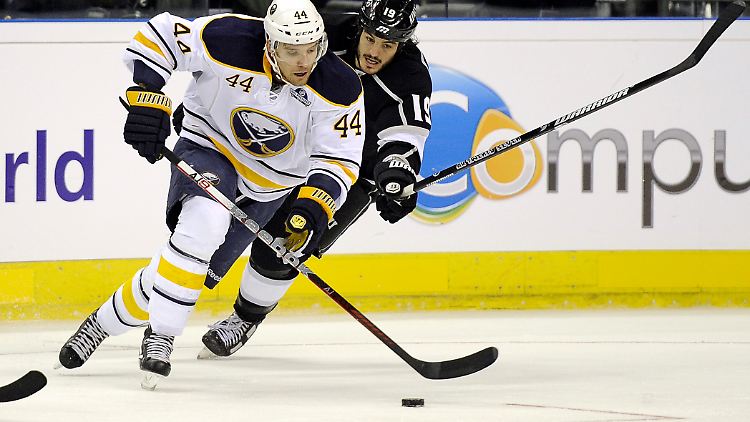 Ein Schritt schneller: Buffalos Andrej Sekera, links.