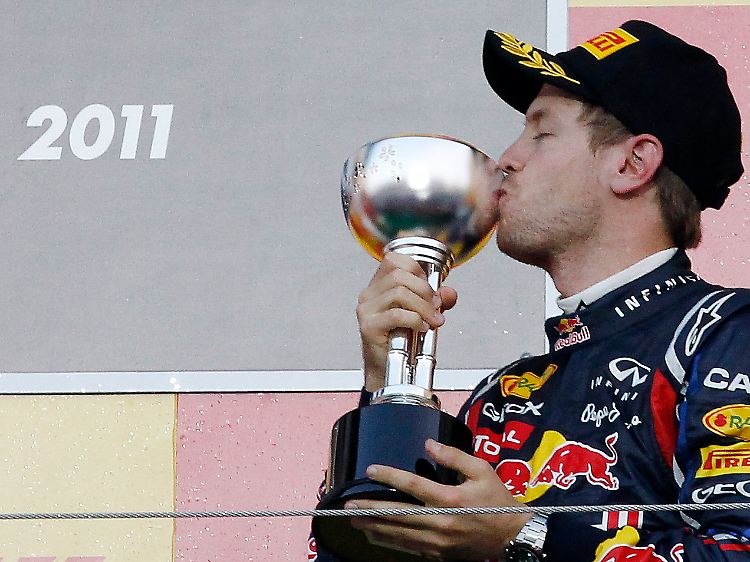 Ein dritter Platz für den Titel: Sebastian Vettel küsst den Pokal des Großen Preises von Japan.