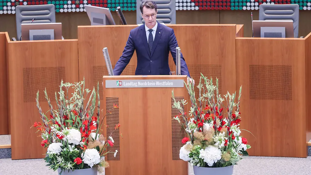 NRW-Ministerpraesident-Hendrik-Wuest-CDU-sieht-die-Demokratie-auch-durch-Russlands-Angriff-auf-die-Ukraine-bedroht