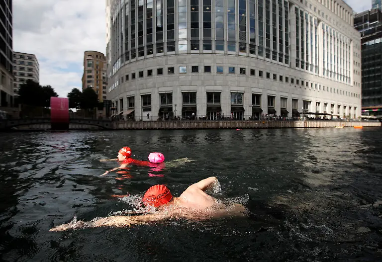 2022-07-15T185735Z-33201307-RC2GCV9G9OHV-RTRMADP-3-EUROPE-WEATHER-BRITAIN-SWIMMING
