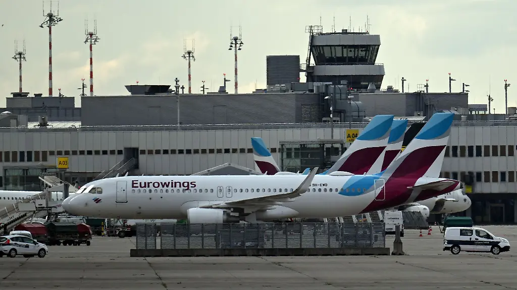 Flugzeuge-stehen-am-Flughafen-Duesseldorf-Archivfoto
