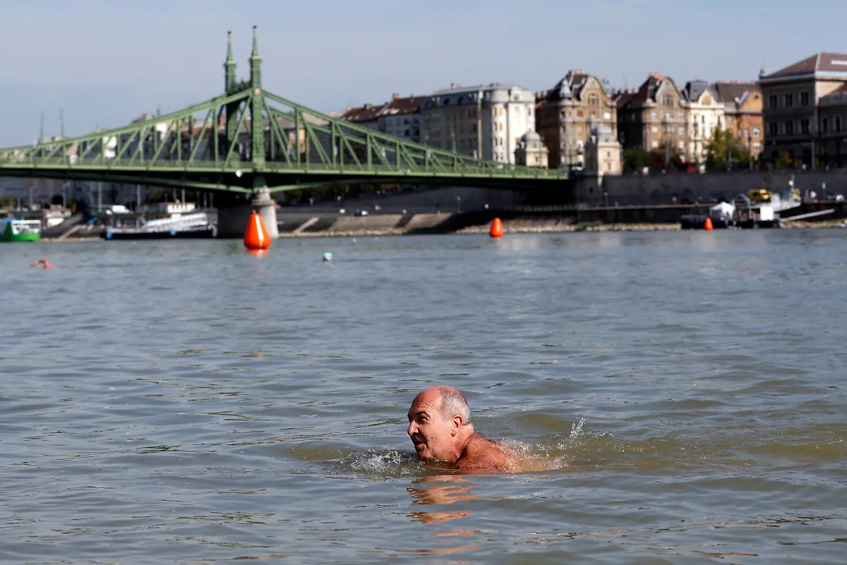 2020-08-29T085636Z-670254423-RC2KNI9H6E84-RTRMADP-3-HUNGARY-SWIMMING-DANUBE