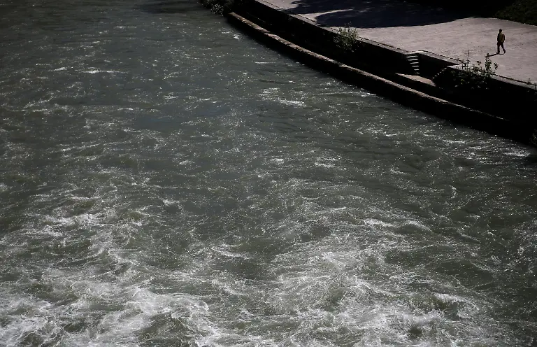 2021-04-08T124128Z-294860668-RC2ORM91QBVX-RTRMADP-3-ITALY-DAILYLIFE