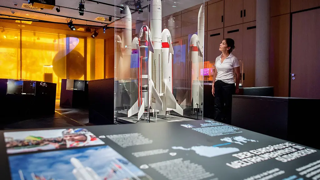 Die-Ausstellung-zeigt-ein-Modell-der-europaeischen-Traegerrakete-Ariane-5