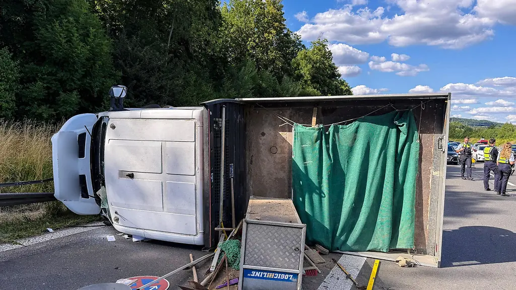 Drei-Insassen-des-Pritschenwagens-wurden-schwer-verletzt