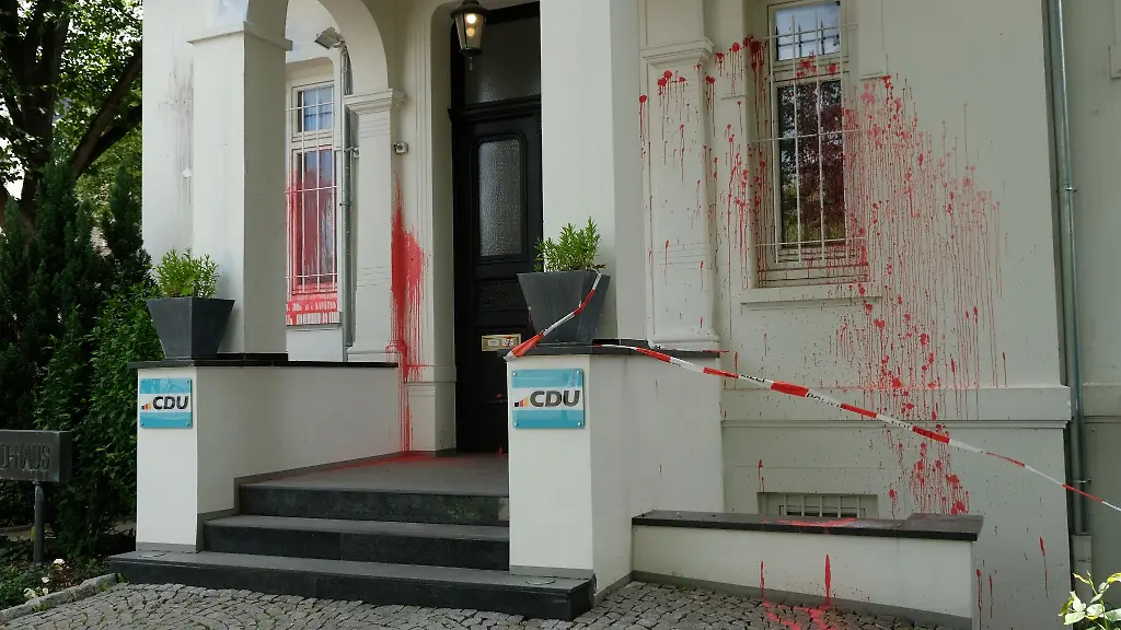 Unbekannte-haben-die-CDU-Zentrale-in-Hamburg-mit-roter-Farbe-beschmiert-Auch-in-der-Vergangenheit-gab-es-bereits-einen-Farbangriff-auf-das-Gebaeude