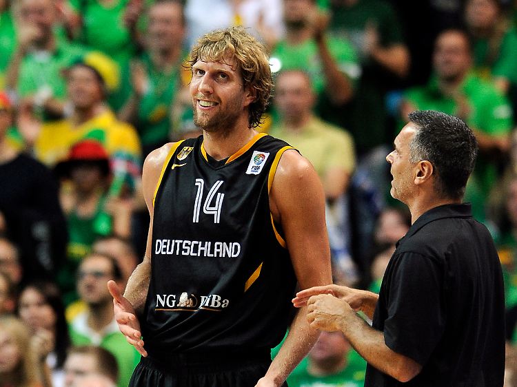 Kennen sich aus der deutschen Basketball-Nationalmannschaft: Dirk Nowitzki und Bayerns Trainer Dirk Bauermann.
