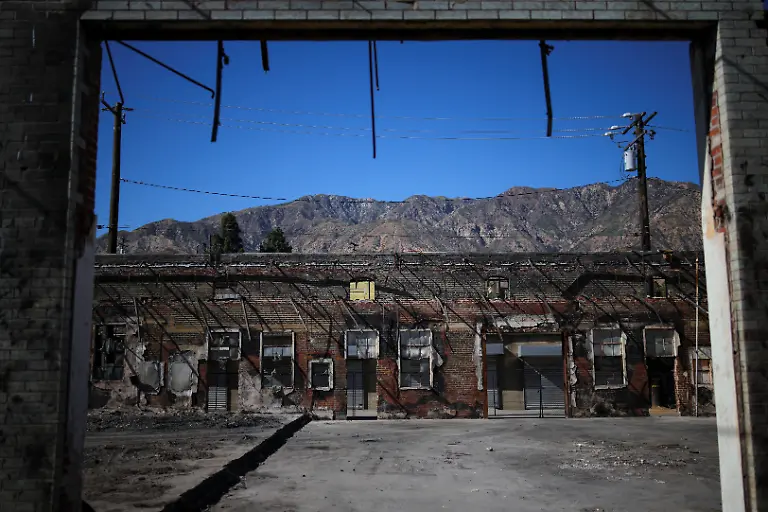 2025-07-03T100546Z-775826332-RC2OCFA3D5JP-RTRMADP-3-CALIFORNIA-WILDFIRES-ALTADENA