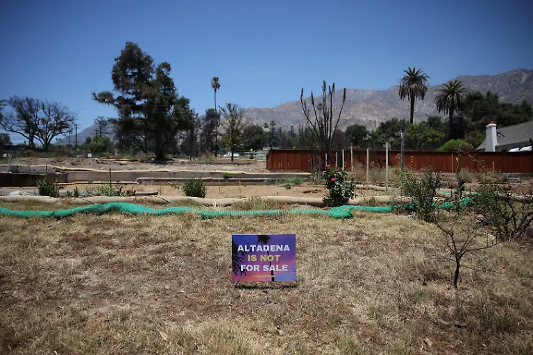 2025-07-03T100531Z-64427684-RC2KCFACEN5T-RTRMADP-3-CALIFORNIA-WILDFIRES-ALTADENA