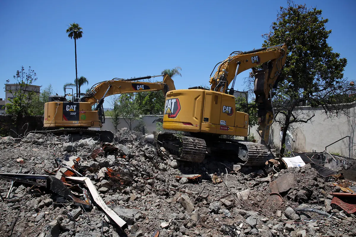 2025-07-03T100610Z-178356643-RC2JCFABUE34-RTRMADP-3-CALIFORNIA-WILDFIRES-ALTADENA