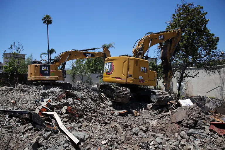 2025-07-03T100610Z-178356643-RC2JCFABUE34-RTRMADP-3-CALIFORNIA-WILDFIRES-ALTADENA