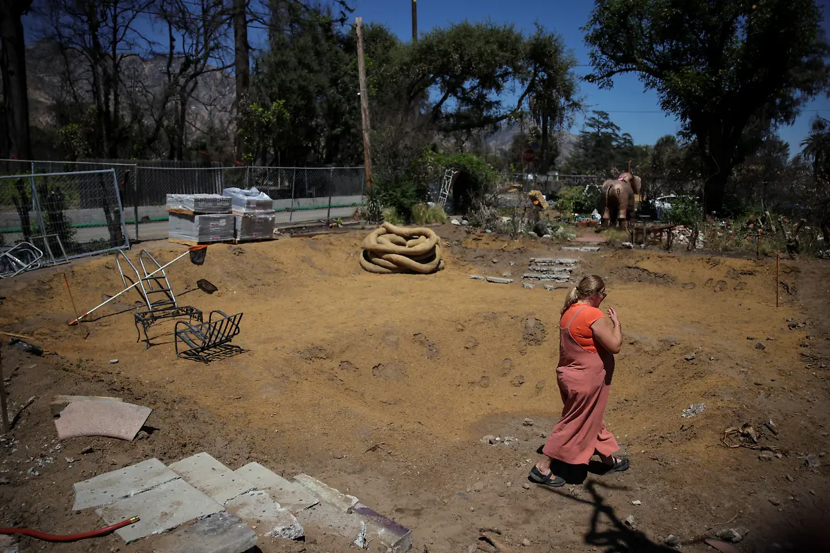 2025-07-03T100720Z-1265750713-RC2LCFADW42U-RTRMADP-3-CALIFORNIA-WILDFIRES-ALTADENA