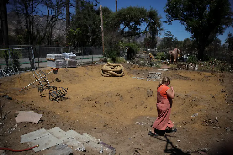 2025-07-03T100720Z-1265750713-RC2LCFADW42U-RTRMADP-3-CALIFORNIA-WILDFIRES-ALTADENA