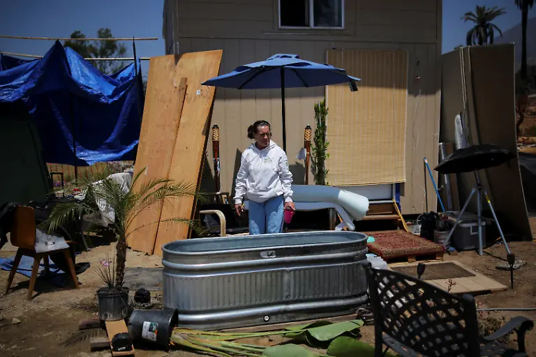 2025-07-03T100626Z-142995034-RC27BFAFO62O-RTRMADP-3-CALIFORNIA-WILDFIRES-ALTADENA