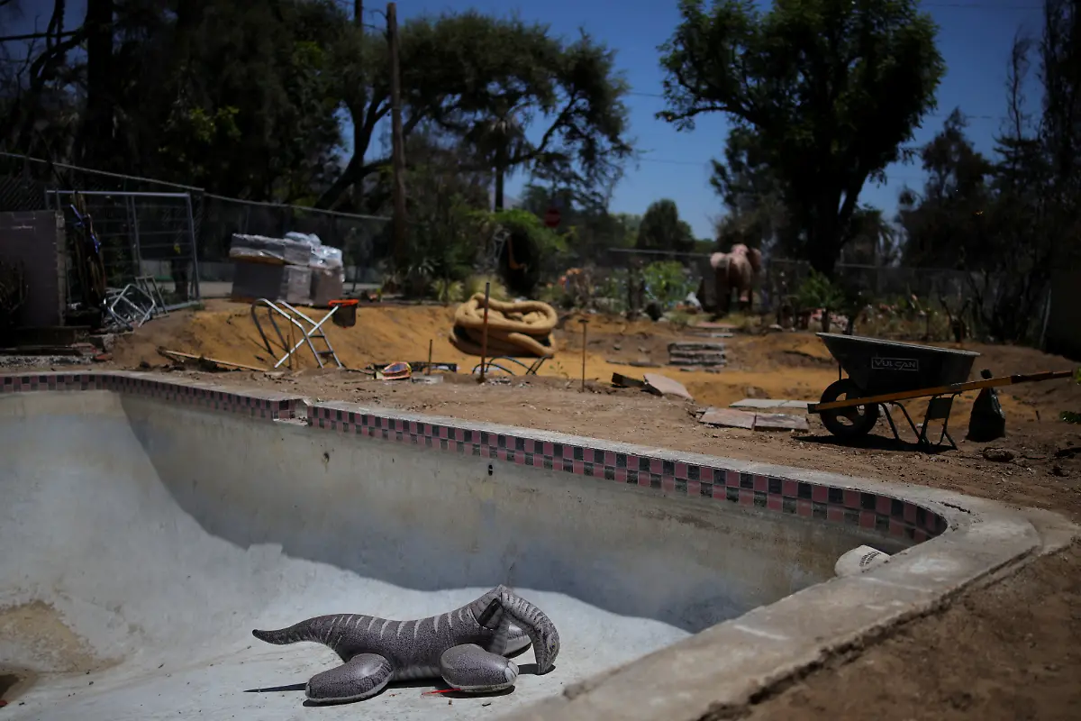 2025-07-03T100528Z-1632275267-RC2XDFA3DPZ8-RTRMADP-3-CALIFORNIA-WILDFIRES-ALTADENA