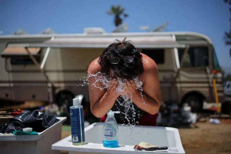 2025-07-03T100639Z-1857721486-RC28BFAMX0BK-RTRMADP-3-CALIFORNIA-WILDFIRES-ALTADENA