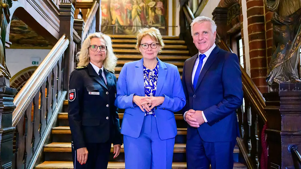 Thomas-Ring-uebergibt-den-Staffelstab-als-Praesident-der-Polizeidirektion-Lueneburg-an-Kathrin-Schuol