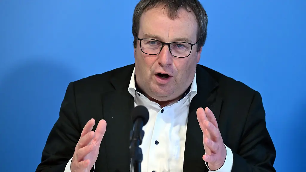 Der-Klimawandel-erfordert-laut-Gruenen-Minister-langfristige-Massnahmen-im-Hochwasserschutz-Archivbild