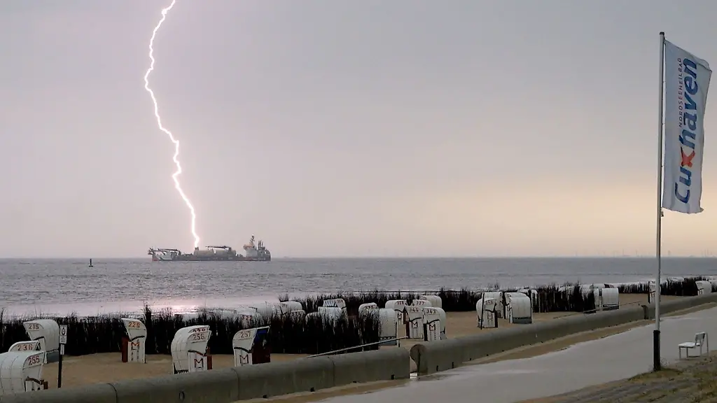 Ein-Blitz-ueber-der-Nordsee-Fuer-ganz-Niedersachsen-erfasste-eine-Infostelle-mehr-als-2-000-Blitzen-einen-Jahreshoechstwert