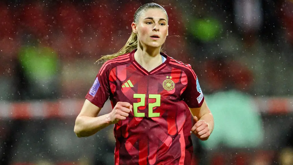 Jule-Brand-im-roten-Auswaertstrikot-von-Adidas