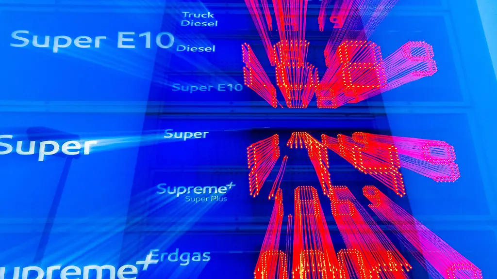 Aufschlaege-von-mehr-als-40-Cent-pro-Liter-sind-an-Autobahn-Tankstellen-ueblich