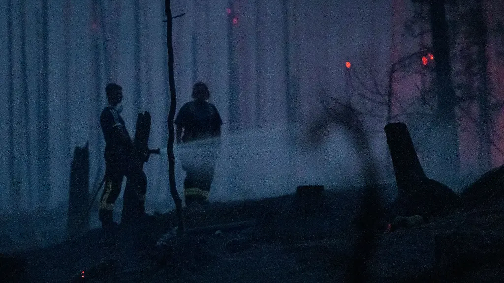 Dutzende-Einsatzkraefte-der-Feuerwehr-des-Technischen-Hilfswerkes-sowie-des-Katastrophenschutzes-kaempfen-unermuedlich-gegen-den-Brand-in-Thueringen