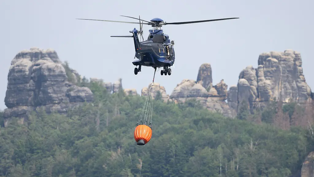 Sachsen-hat-fuer-60-Millionen-Euro-drei-Hubschrauber-angeschafft-die-auch-bei-Waldbraenden-genutzt-werden-koennen-Archivbild