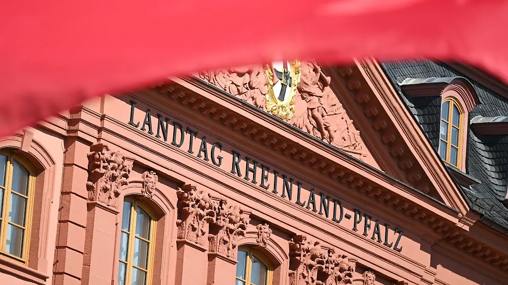 Die-Jaeger-in-Rheinland-Pfalz-duerften-die-Sitzung-des-Landtages-in-Mainz-mit-besonderer-Aufmerksamkeit-verfolgen