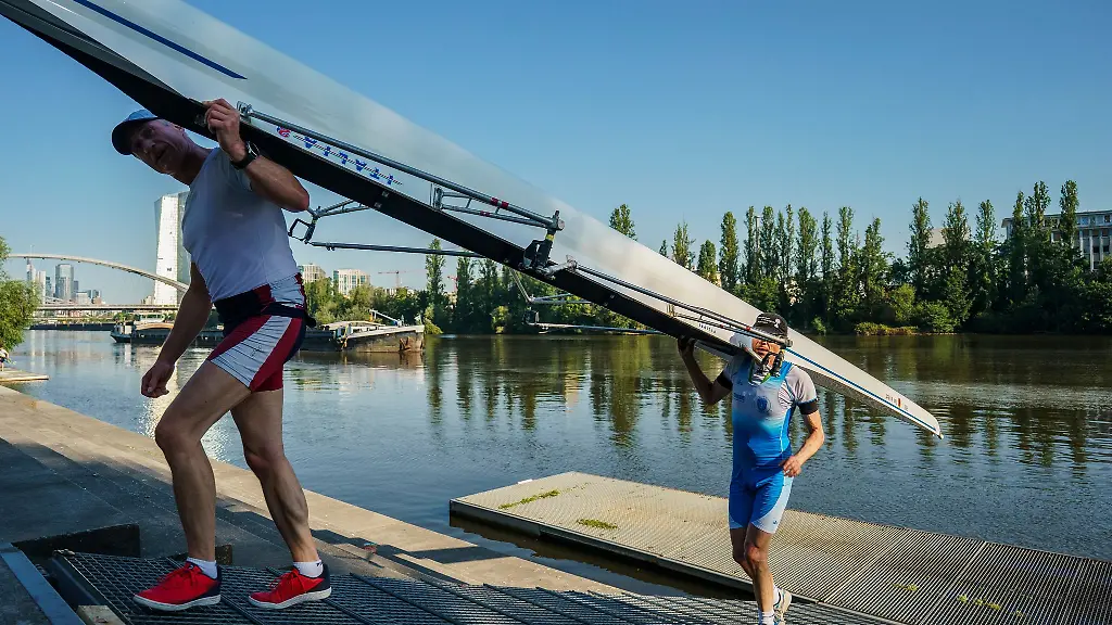 Die-beiden-Ruderer-wollen-keine-sportliche-Belastung-in-der-Mittagshitze-riskieren