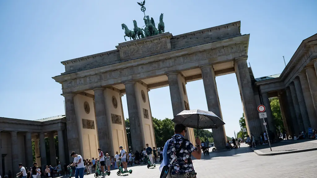 Mutig-wer-sich-bei-der-Hitze-ans-Brandenburger-Tor-wagte