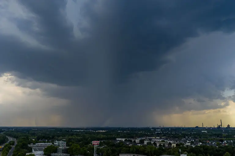 Dunkle-Gewitterwolken-haengen-ueber-Duisburg