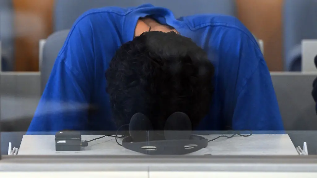 Der-Angeklagte-verfolgt-den-Prozess-ueberwiegend-mit-gesenktem-Kopf