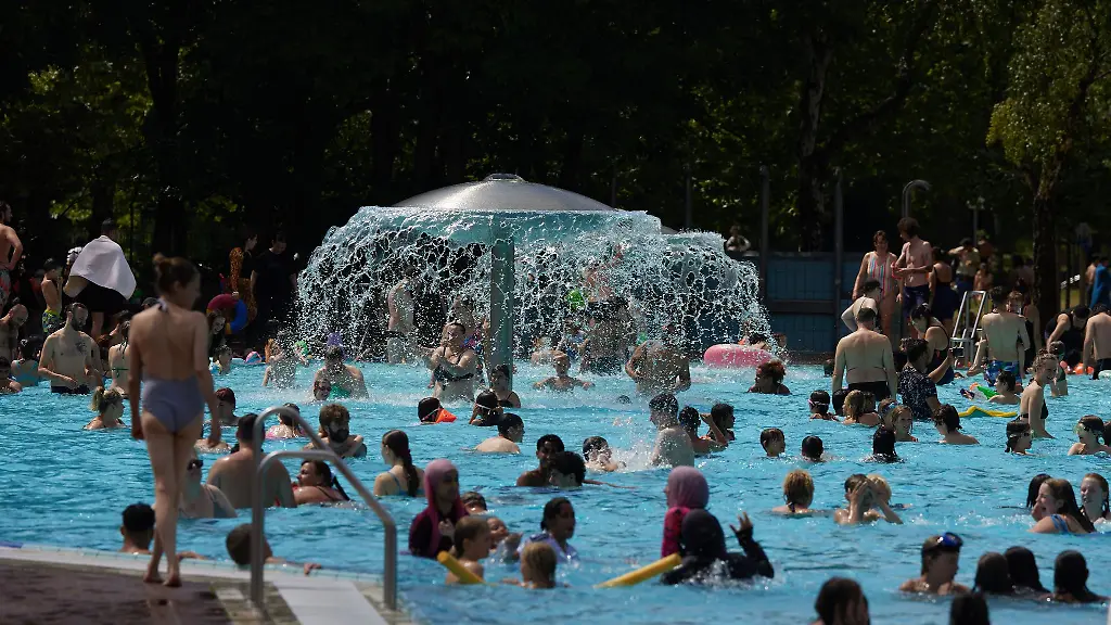 Viele-Menschen-suchen-Abkuehlung-im-Freibad
