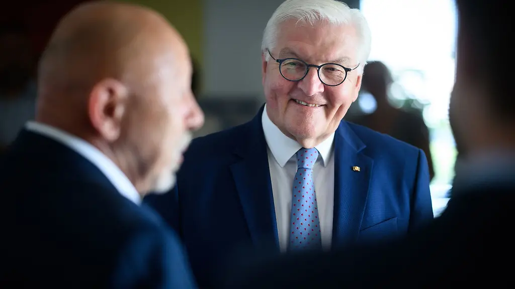 Frank-Walter-Steinmeier-ist-aktuell-in-Neuruppin-zu-Besuch