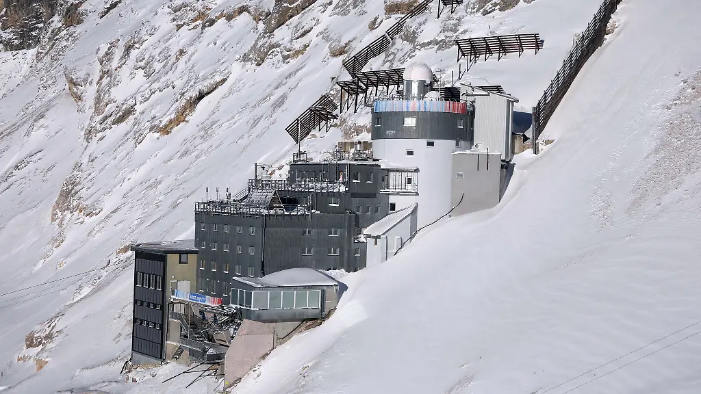Die-Umweltforschungsstation-Schneefernerhaus-unterhalb-des-Zugspitz-Gipfels-soll-kuenftig-noch-ein-hochmodernes-Teleskop-erhalten